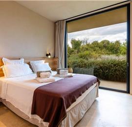 4 bedroom villa with infinity pool and sea views near Noto, Sicily, sleeps 8